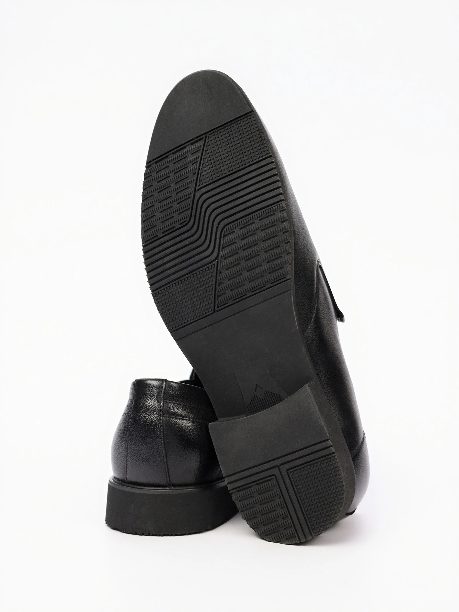 Туфли черного цвета с эластичными вставками на низком каблуке